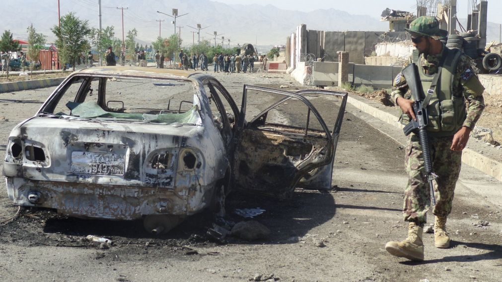 Pelo menos 20 mortos e 50 feridos em atentado suicida no Afeganistão