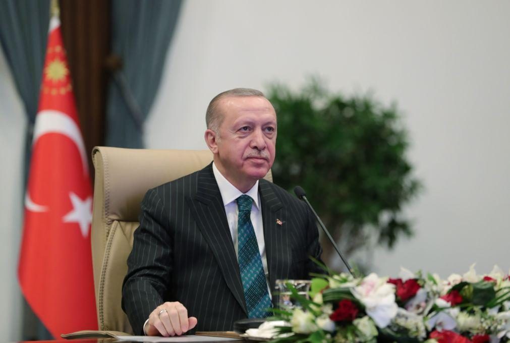 Presidente turco demite governador do banco central
