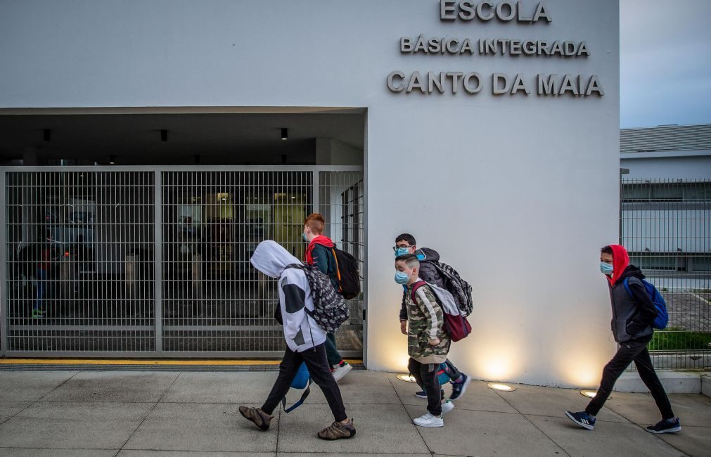 Açores lançam concurso para 5 mil novos equipamentos para as escolas