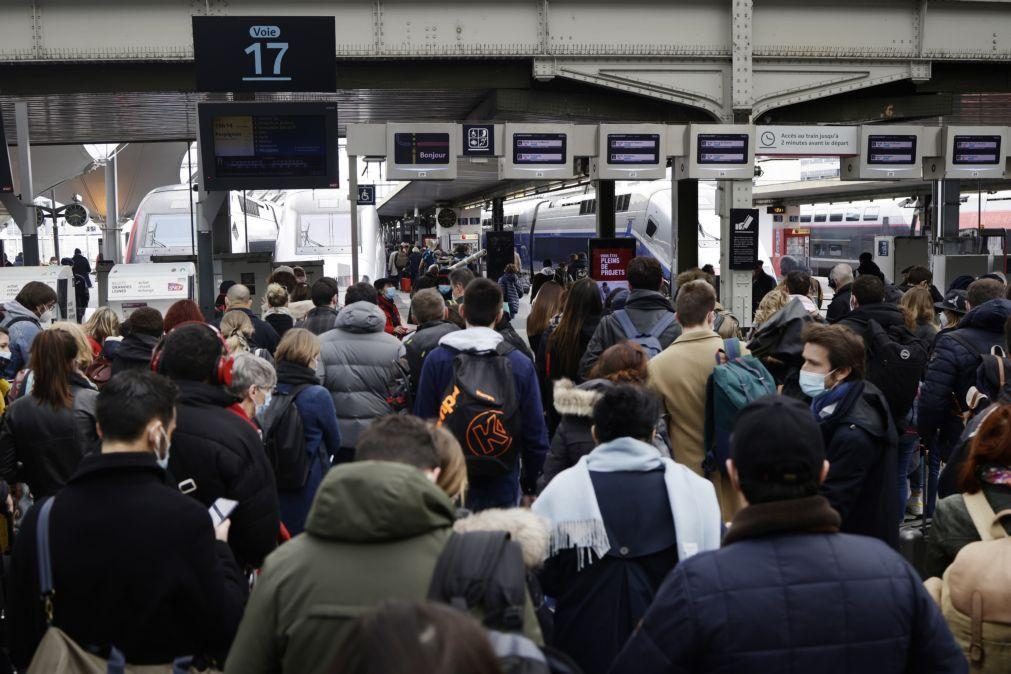 Covid-19: França regista 138 mortes e atinge recorde em cuidados intensivos