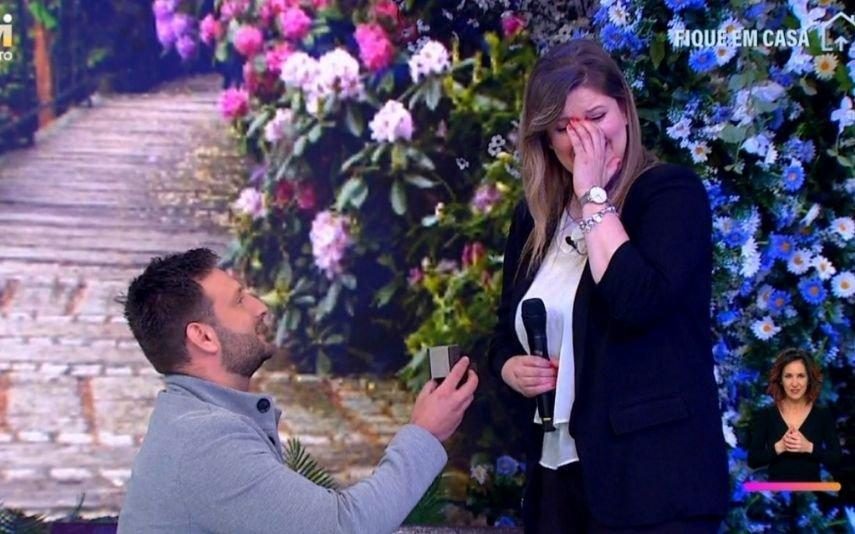 Concorrente do All Together Now emociona-se com pedido de casamento surpresa