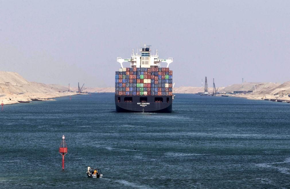 Navio encalhado no Canal de Suez está a impedir a o tráfego marítimo no local