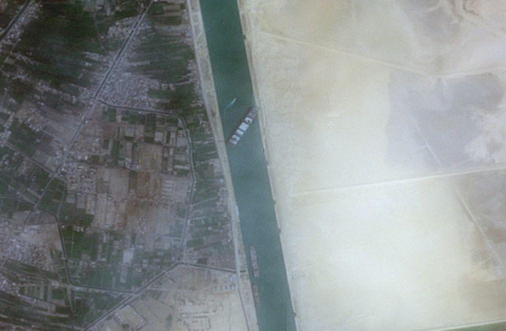 Canal do Suez interrompido há três dias sem estimativa de desbloqueio