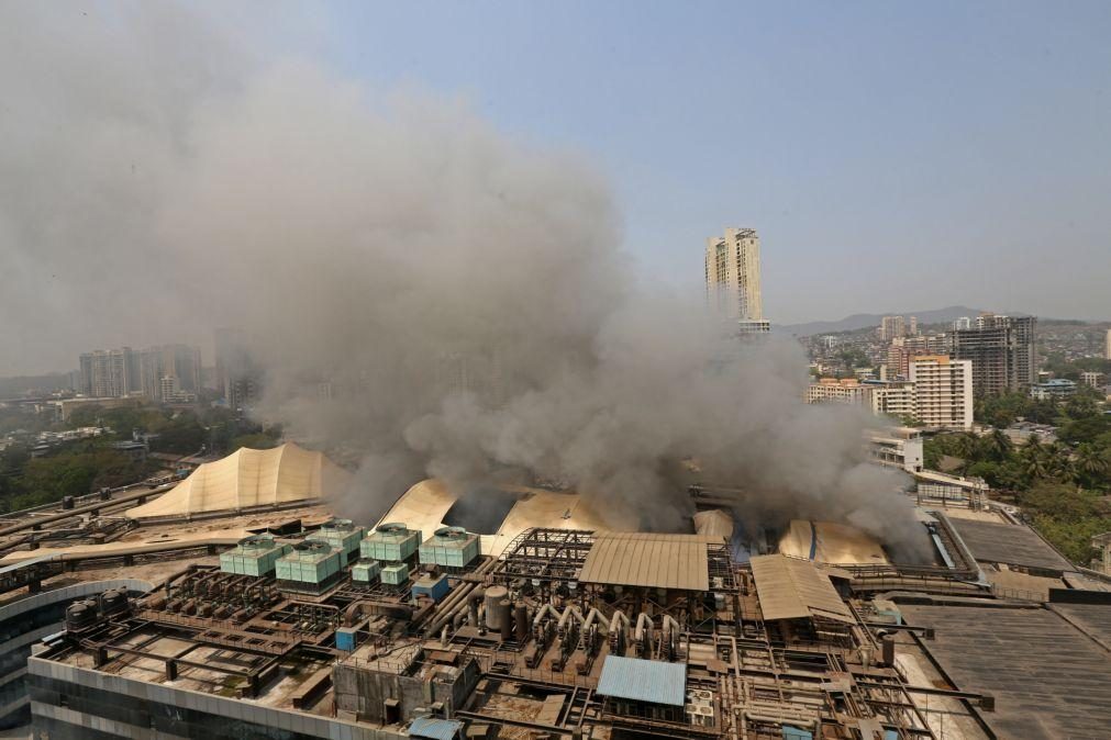 Pelo menos dez mortos em incêndio em hospital para doentes de covid-19