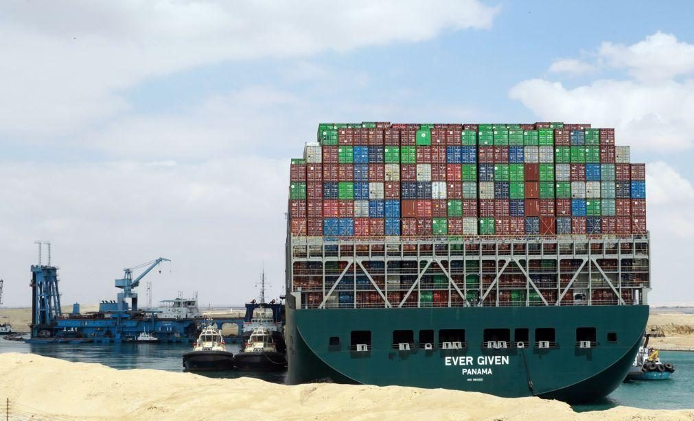 Bloqueio do Canal do Suez retém bens avaliados em 9.600 milhões de dólares diários