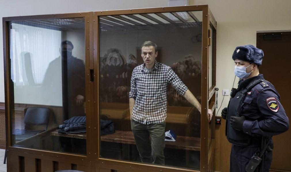 Autoridades russas dizem que Navalny recebe assistência médica necessária