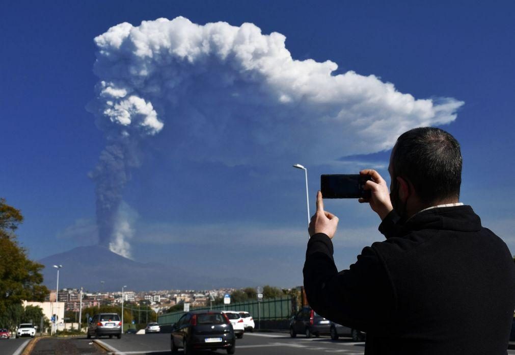 Erupção do vulcão Etna provoca encerramento do espaço aéreo no sul de Itália