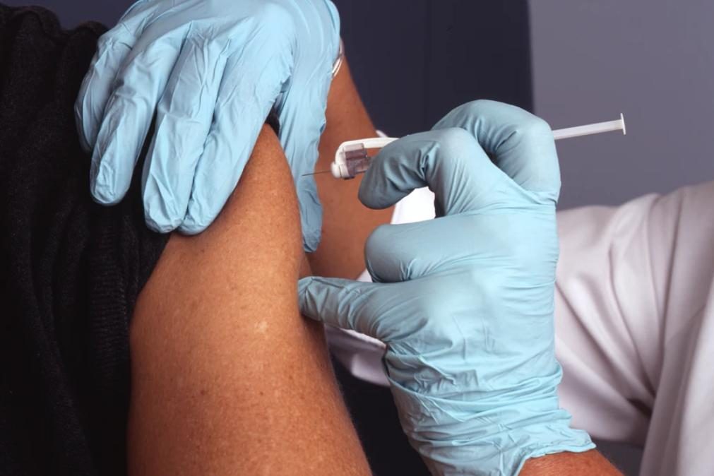 Covid-19: OMS critica lentidão «inaceitável» da vacinação na Europa