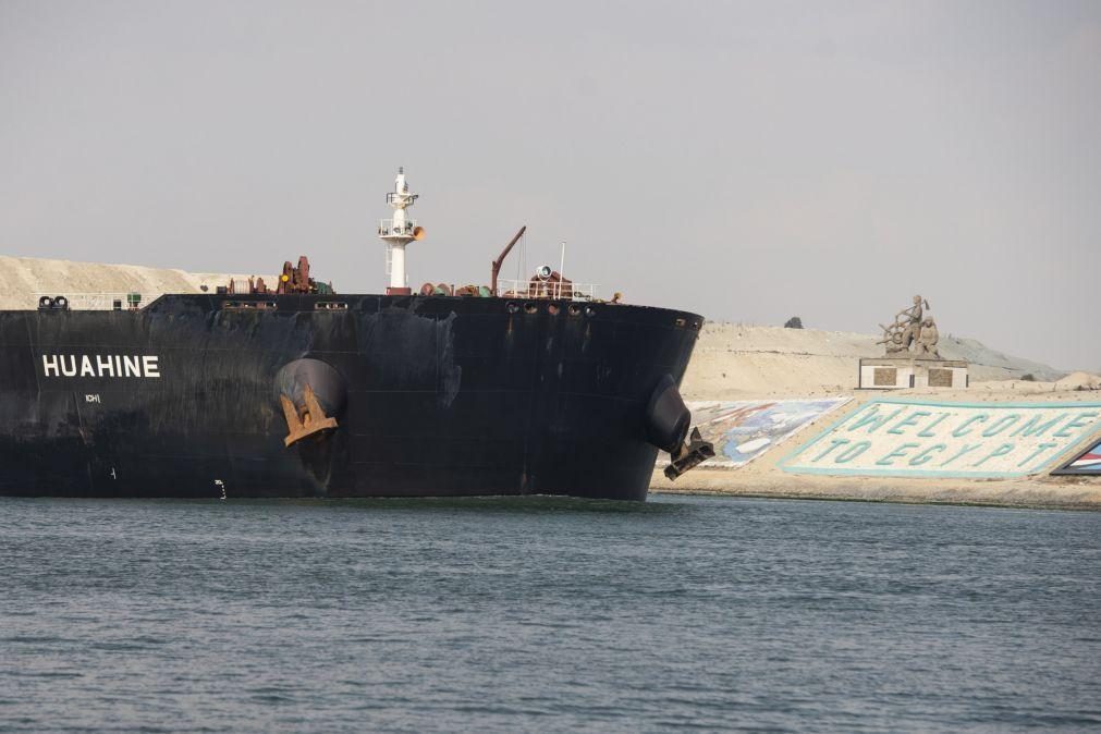 Congestionamento de embarcações continua no Canal do Suez