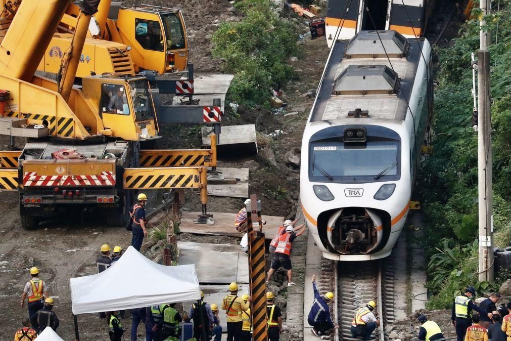 Autoridades interrogam dono de veículo na origem do acidente de comboio em Taiwan