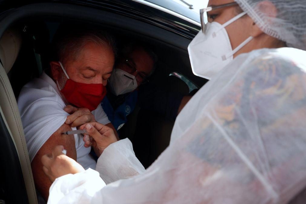 Covid-19: Lula da Silva recebe segunda dose da vacina salientando papel da ciência