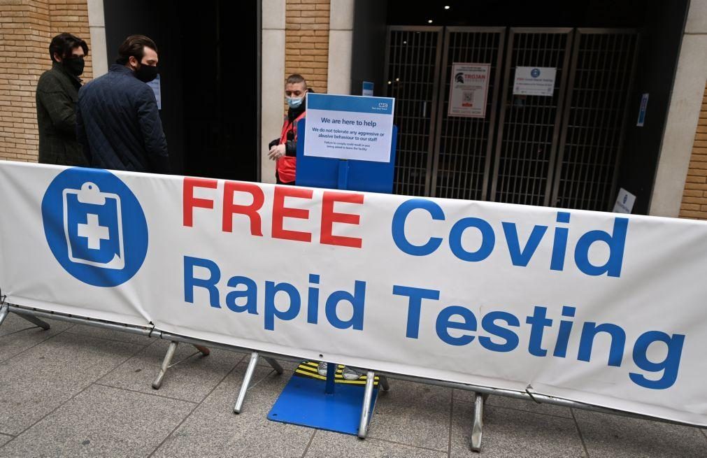 Covid-19: Reino Unido mantém queda na prevalência do vírus