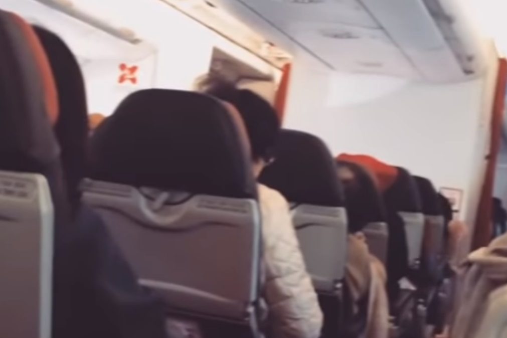 Passageiros roubados enquanto dormem em avião