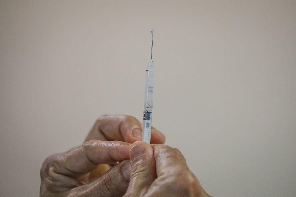 Autoridades admitem que 2.ª dose da AstraZeneca pode ser substituída por outra vacina