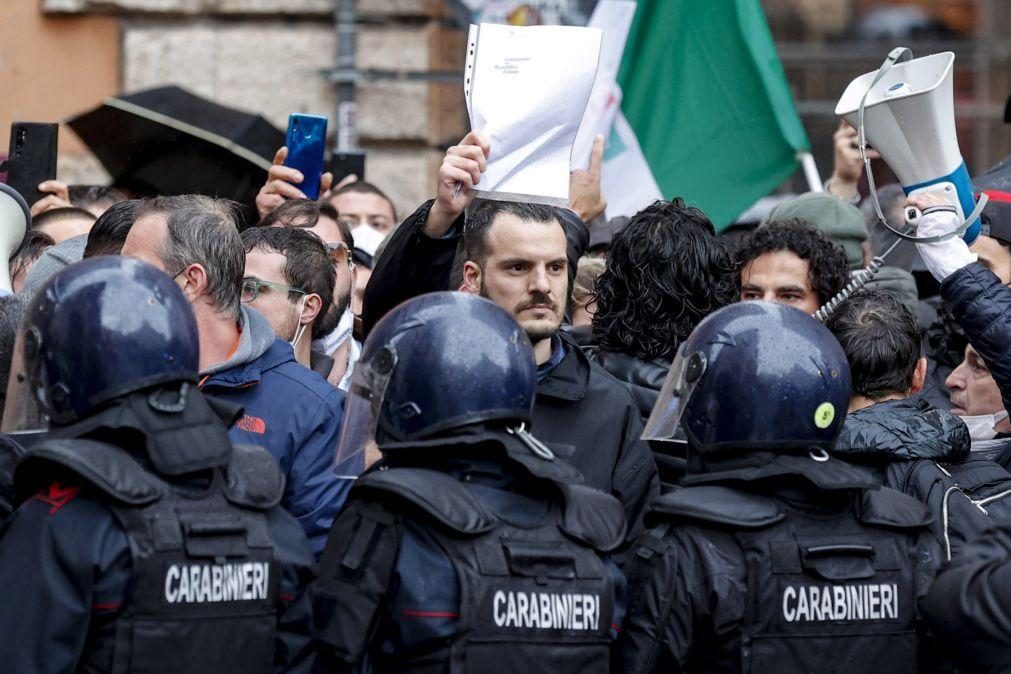 Covid-19: Centenas de pessoas protestam contra confinamento em Itália