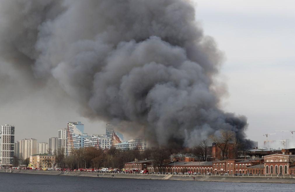 Incêndio de uma das fábricas mais antigas de São Petersburgo mantém-se ativo