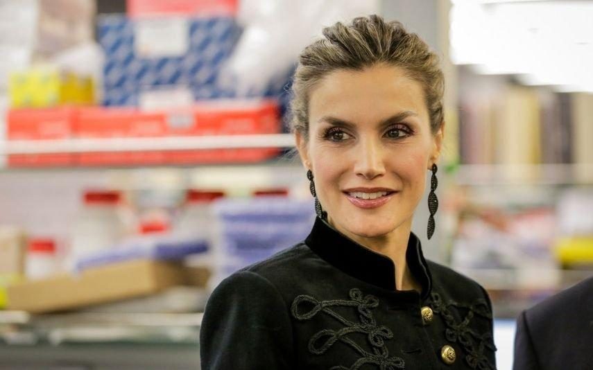 Letizia Fica 'pendurada' na chegada a evento devido a falha de protocolo