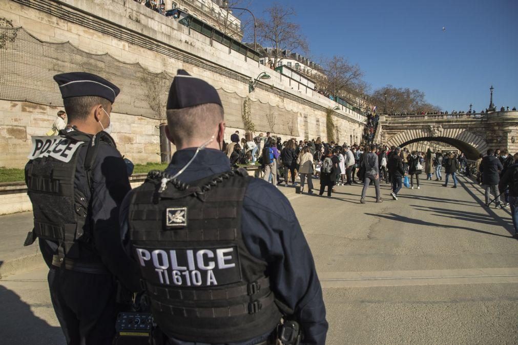 Parlamento francês aprova lei que alarga poder da polícia apesar de críticas e manifestações