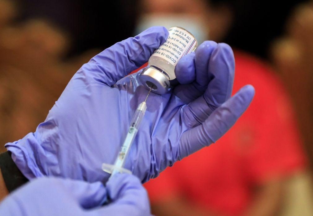 Mais de 40 pessoas vacinadas contra o covid-19 por engano no Brasil