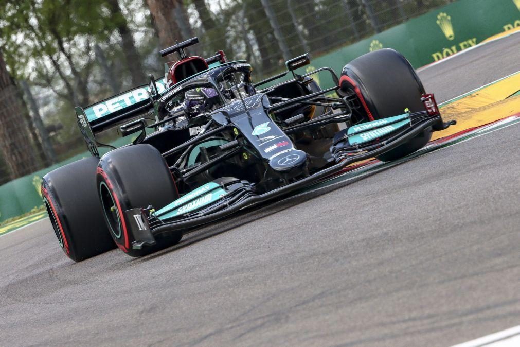 Lewis Hamilton conquista 99.ª 'pole' da carreira na Fórmula 1 em Imola