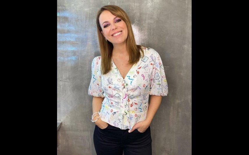 Tânia Ribas De Oliveira Encanta com camisa primaveril - saiba quanto custa e onde comprar!