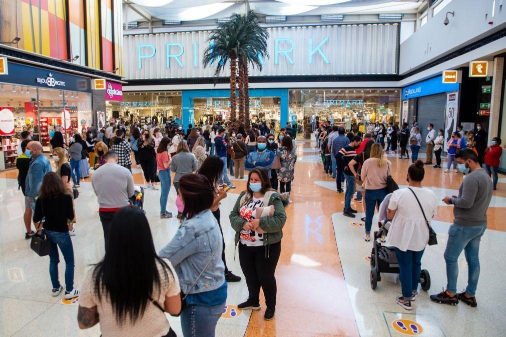 Chuva de confetti e filas na reabertura das lojas de centro comercial da Amadora