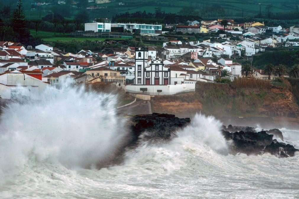 Depressão Lola causa 16 ocorrências nos Açores e fecha avenida em São Miguel