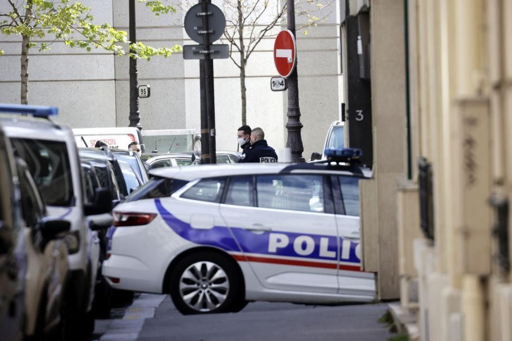 Funcionária da polícia francesa mortalmente esfaqueada, agressor abatido
