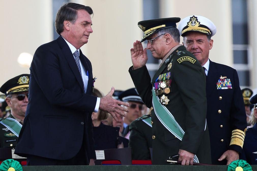 Covid-19: Bolsonaro ameaça pôr exército na rua se medidas restritivas causarem 