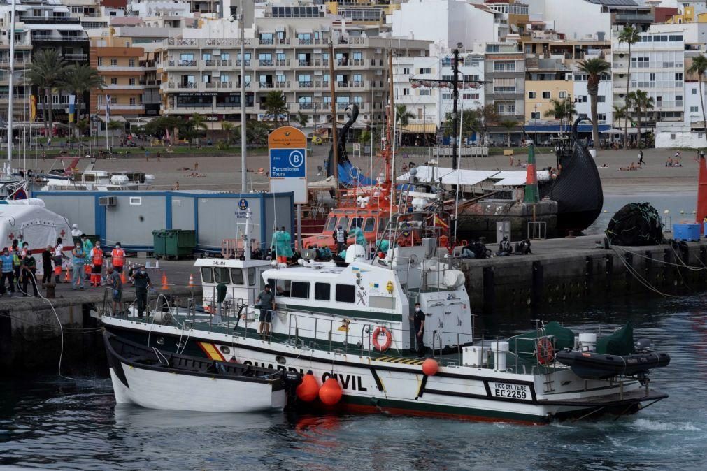 Migrações: Embarcação com 17 corpos a bordo rebocada para as Ilhas Canárias