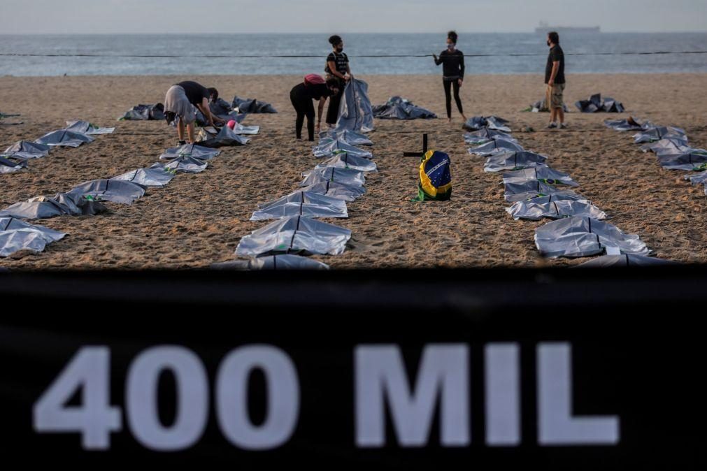 Covid-19: Praia de Copacabana coberta de sacos negros para lembrar 400 mil mortos no Brasil