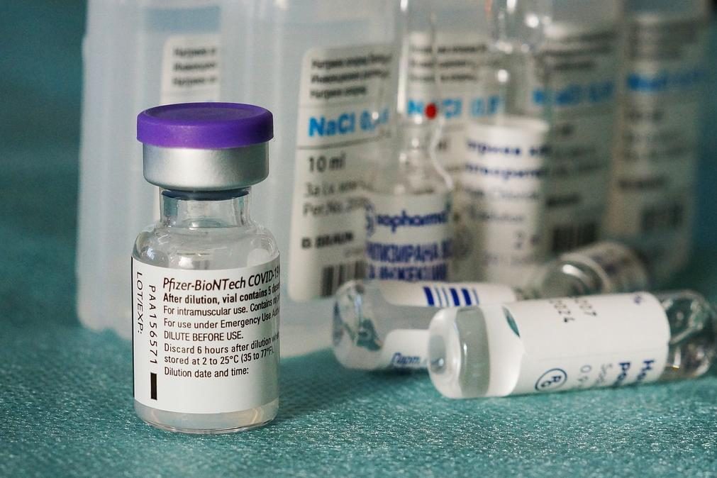 Covid-19: Vacinas Pfizer e AstraZeneca são eficazes contra variante da Índia