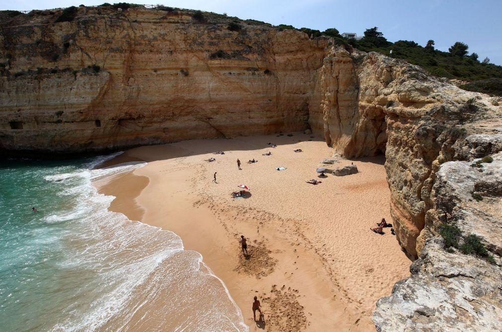 Covid-19: Governo aprova regras de acesso e ocupação das praias com alterações