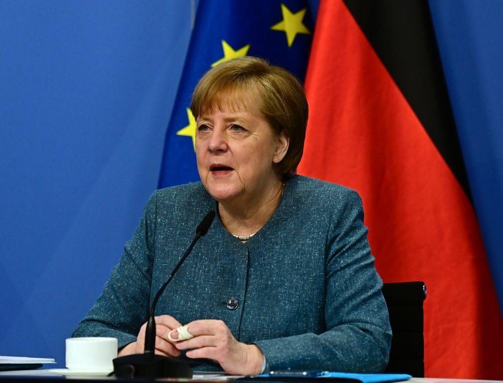 Merkel recorda vítimas do nazismo no aniversário do fim da II Guerra Mundial