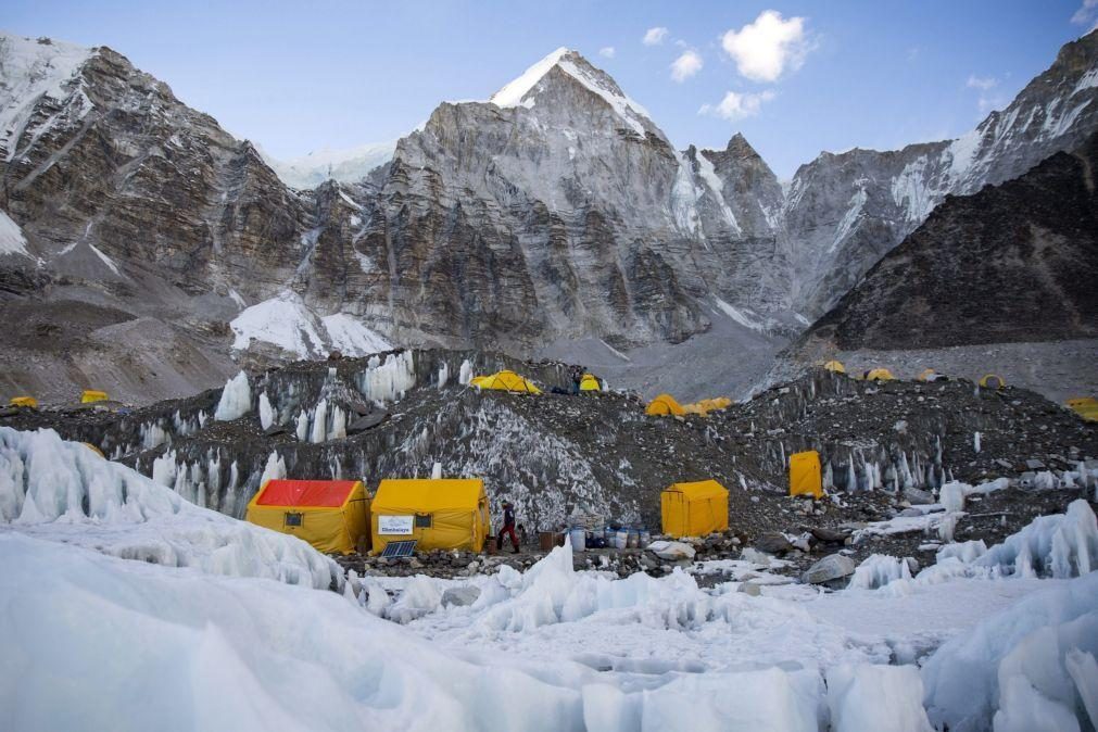 Dois alpinistas morrem durante escalada ao Evereste