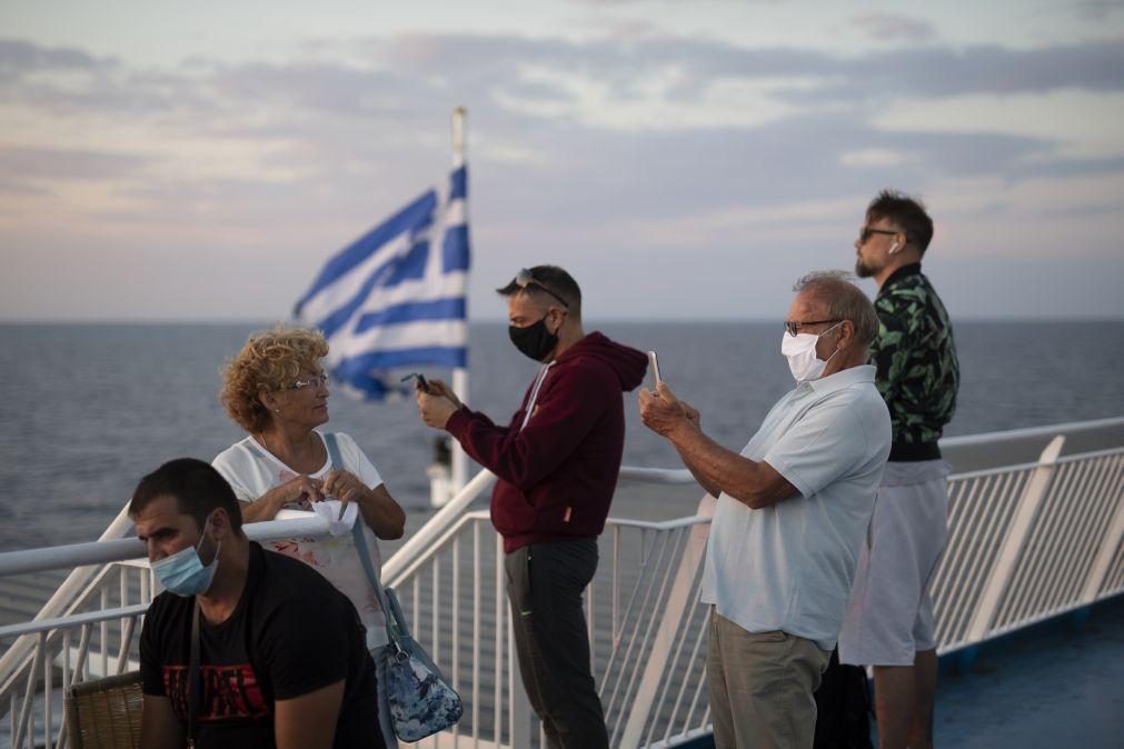 Covid-19: Grécia levanta limitações de movimento e reabre o turismo