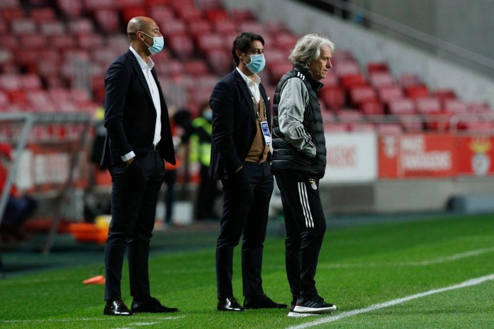 Rui Costa vai poder estar no banco do Benfica no dérbi contra o Sporting