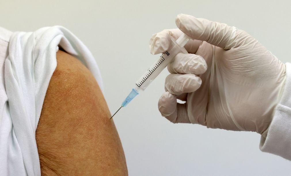 OMS pede a países ricos para não vacinarem jovens e doarem vacinas