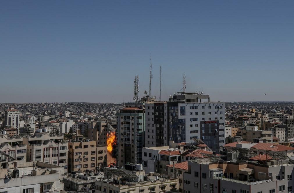 Israel destrói edifício que albergava meios de comunicação em Gaza