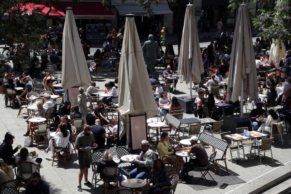 Parisienses esgotam esplanadas e prometem viver 