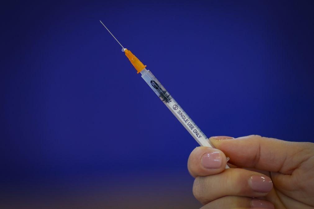 Covid-19: Bruxelas formaliza compra 1,8 mil milhões de doses de vacina da Pfizer