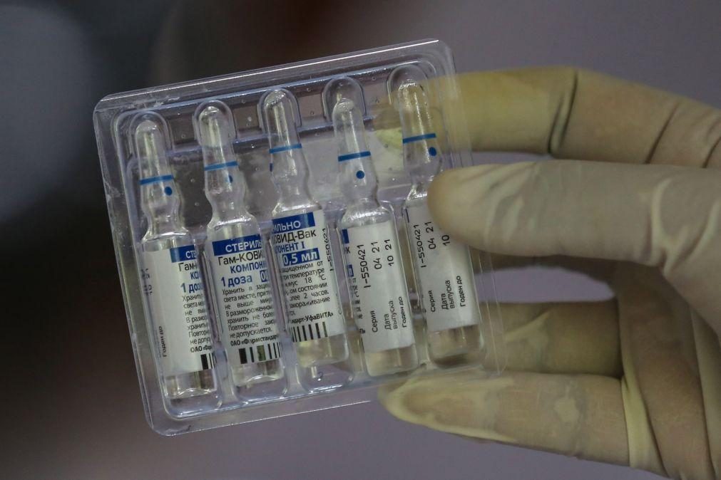 Covid-19: Farmacêutica brasileira produz primeiro lote da vacina russa Sputnik V