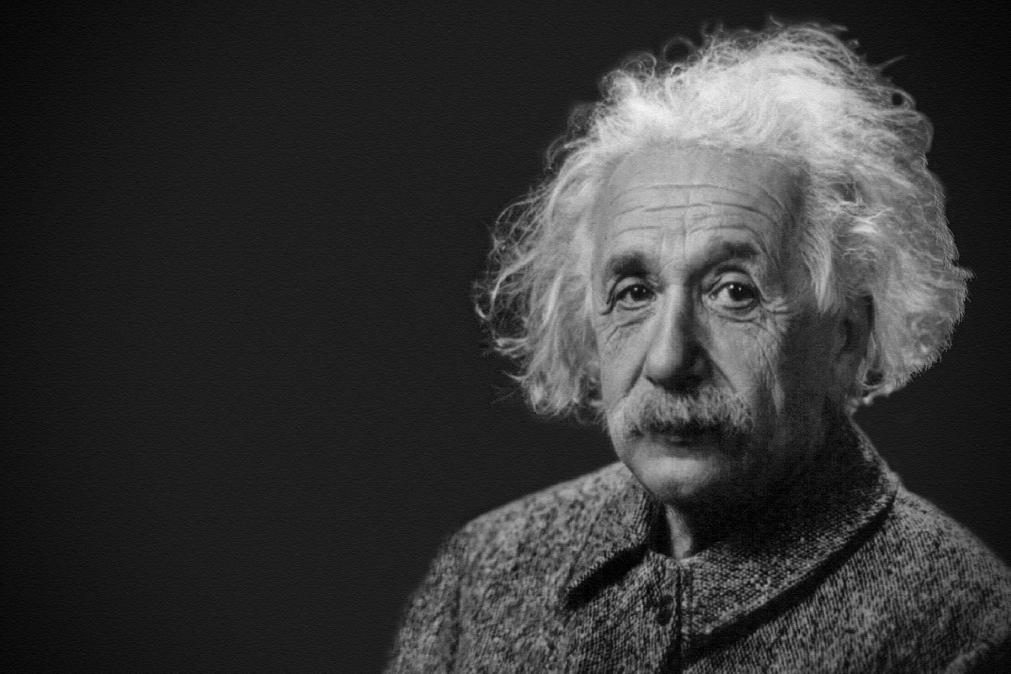 Carta com teoria da relatividade de Einstein leiloada por 1 milhão de euros