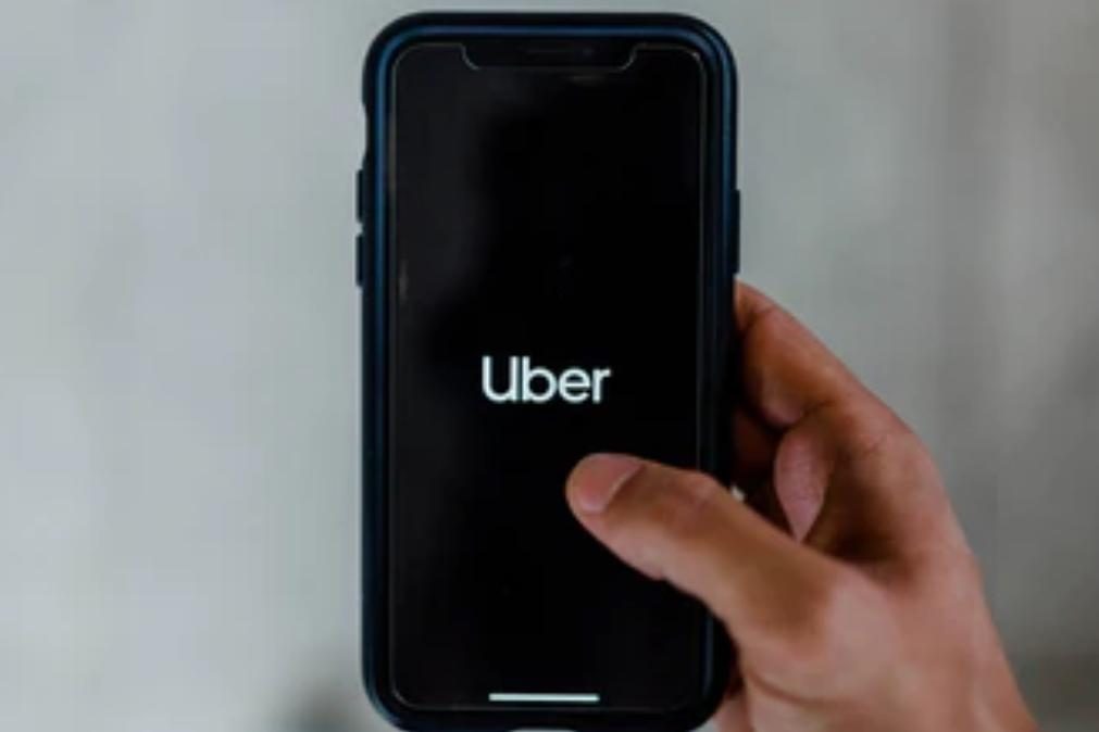 Motorista da Uber denuncia passageiro que bateu na mulher