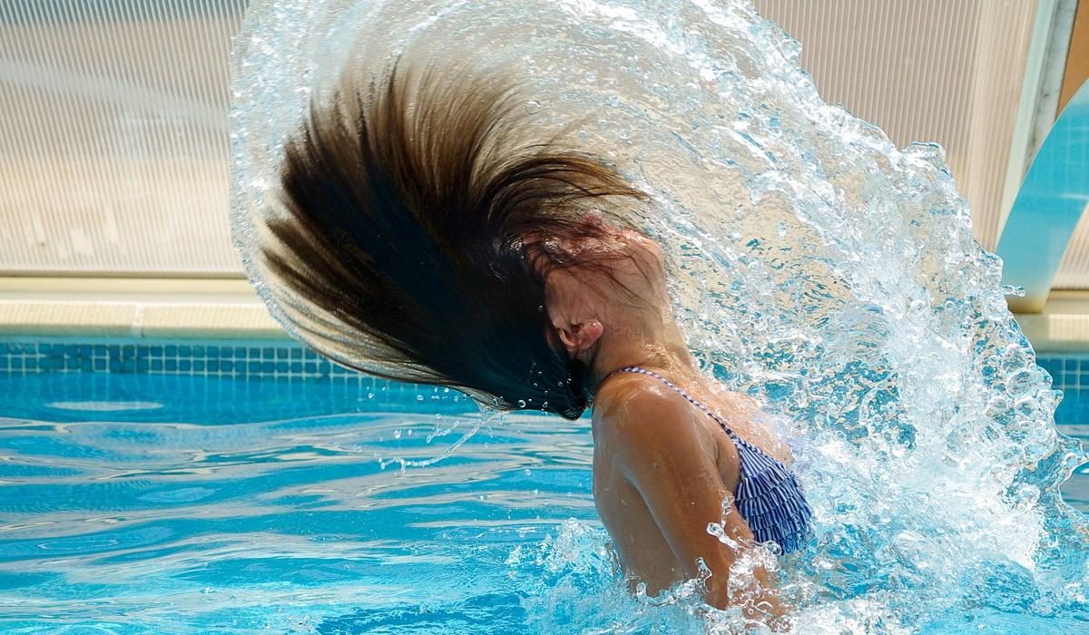 Cabelo saudável em tempo de praia. Estes são os 7 conselhos básicos