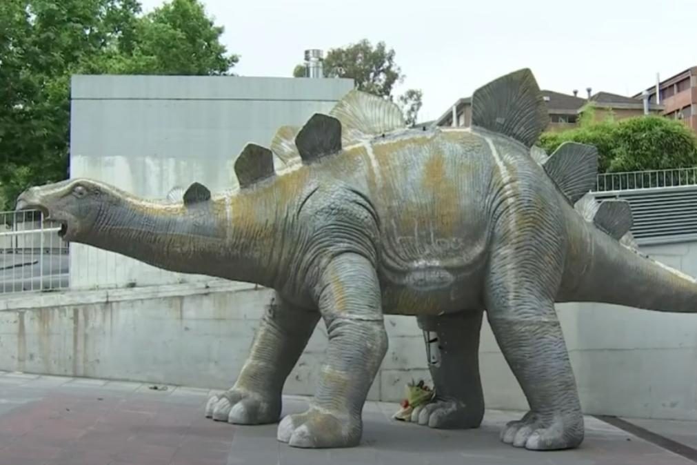 Corpo de homem encontrado dentro de estátua de dinossauro [vídeo]