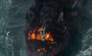 Navio com combustível em chamas na zona da Foz do Douro, no Porto