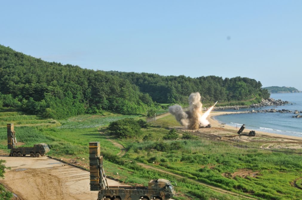 Coreia do Sul e os Estados Unidos realizam ensaios de mísseis após lançamento norte-coreano