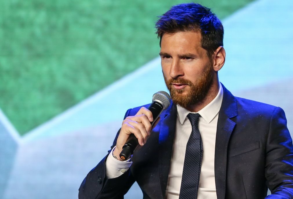 Messi prolonga contrato com o Barcelona até 2021