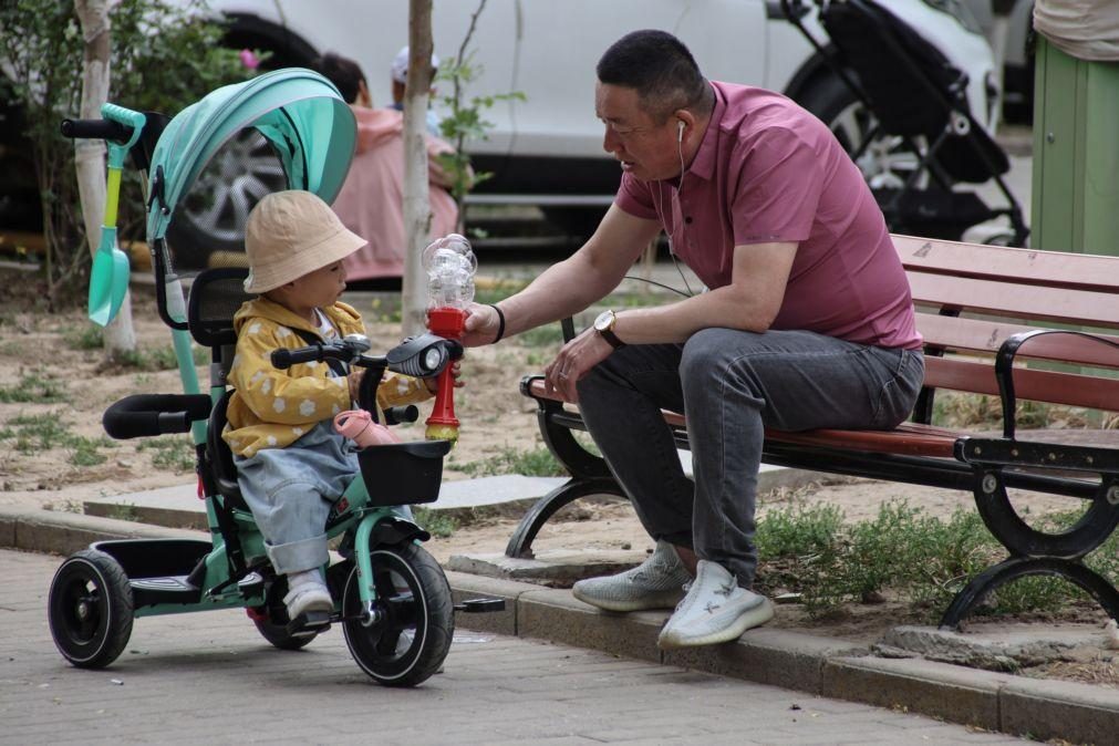 China aumenta limite de dois para três filhos por casal